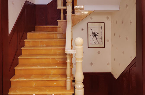 孟津中式别墅室内汉白玉石楼梯的定制安装装饰效果